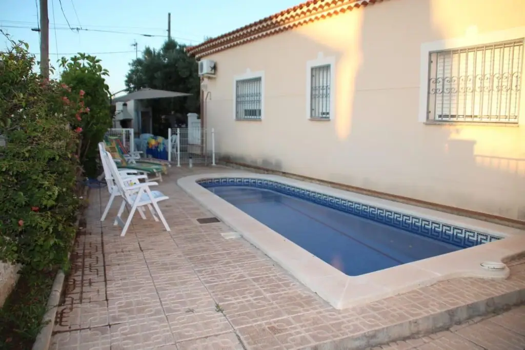 Chalet con piscina privada en Miami Platja