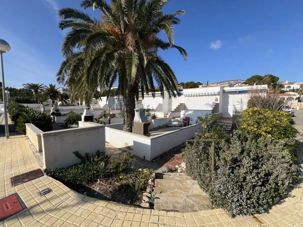 Jardín de una casa junto al mar