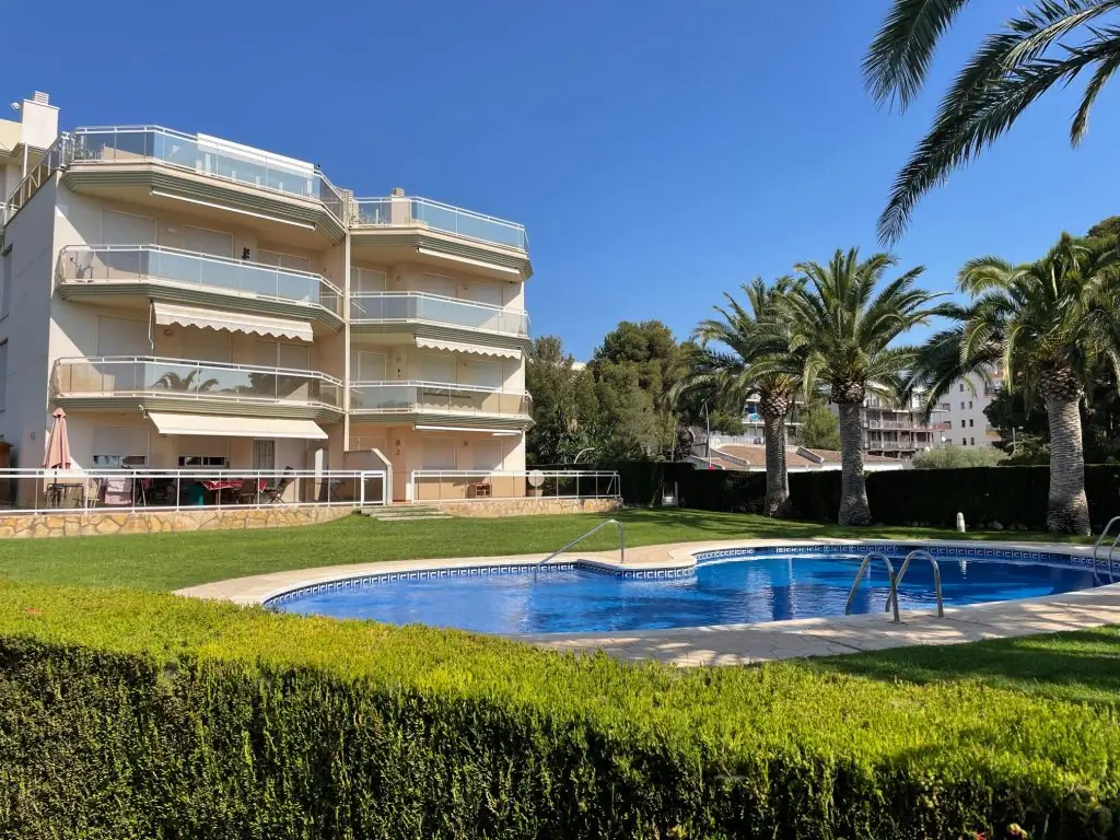 Piscina comunitaria de un edificio en primera línea