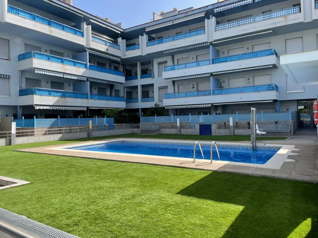 Urbanización con piscina y jardín
